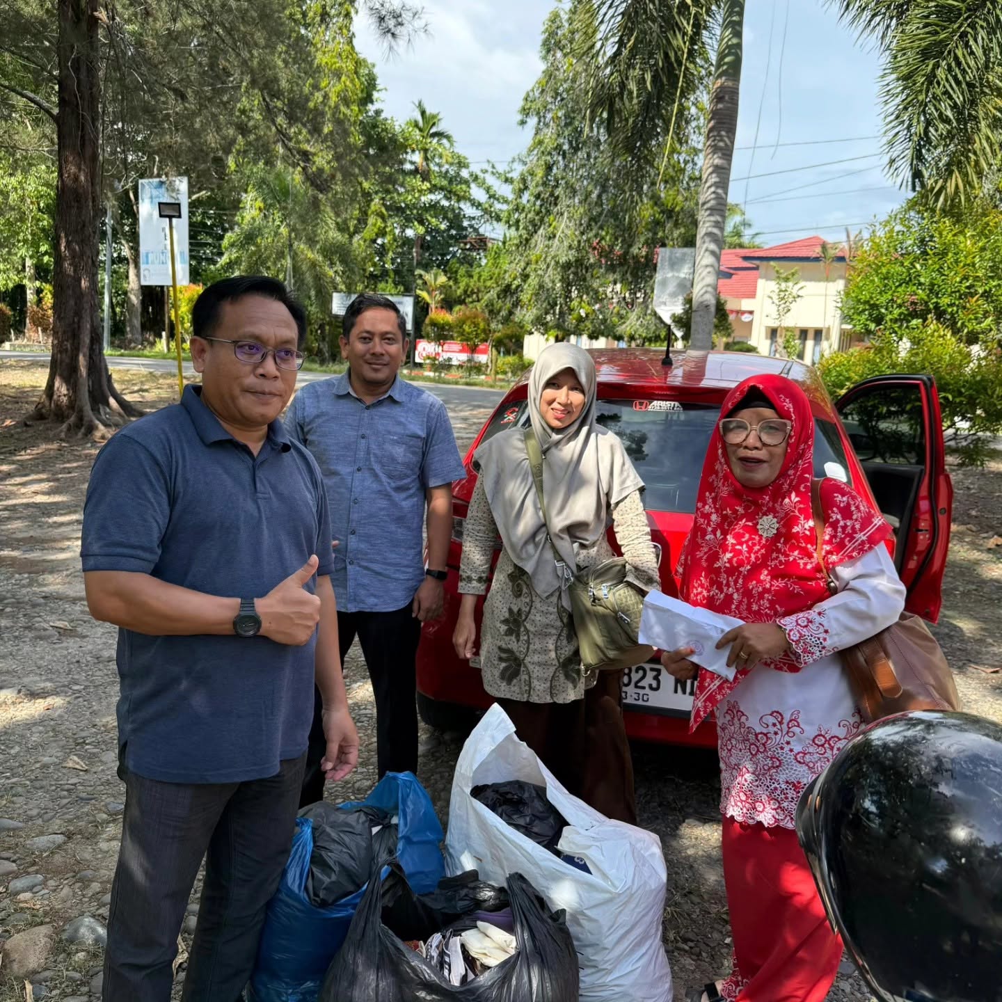 Menerima sumbangan korban banjir untuk Sumatra Barat
