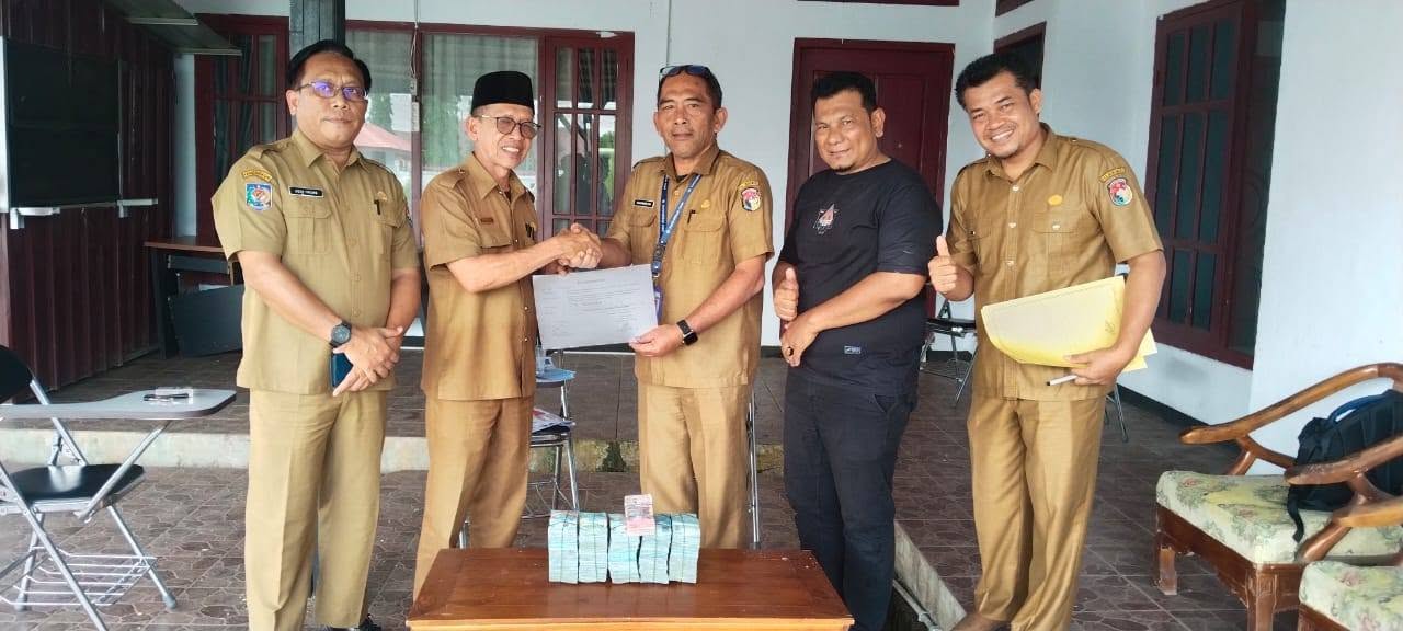 Penyerahan uang donasi untuk bencana alam sumatera ke Pemkab Mukomuko